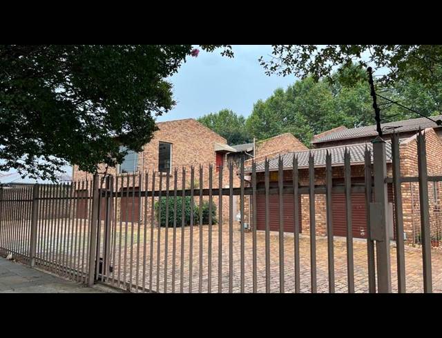2 BEDROOM TOWNHOUSE FOR SALE IN BOKSBURG SOUTH